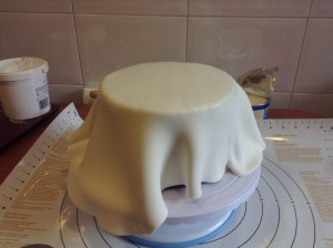 Fondant extendido sobre el bizcocho