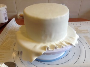 Estirar el fondant sobre el bizcocho