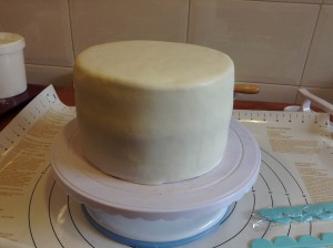 Cortar el fondant sobre el bizcocho