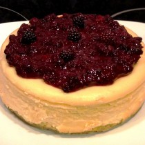 Tarta de queso con salsa de moras